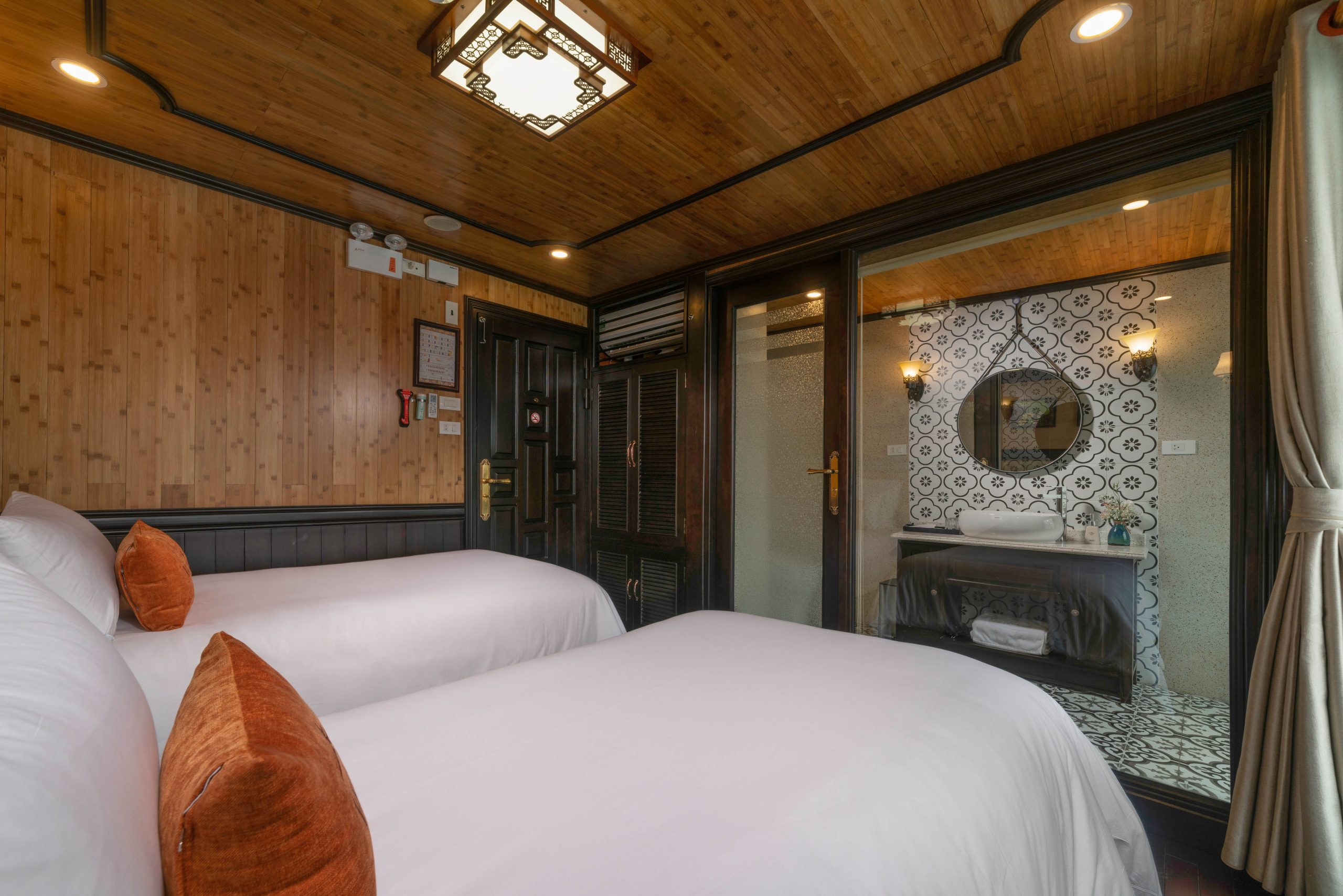 Twin cabin on Victory Star Cruise