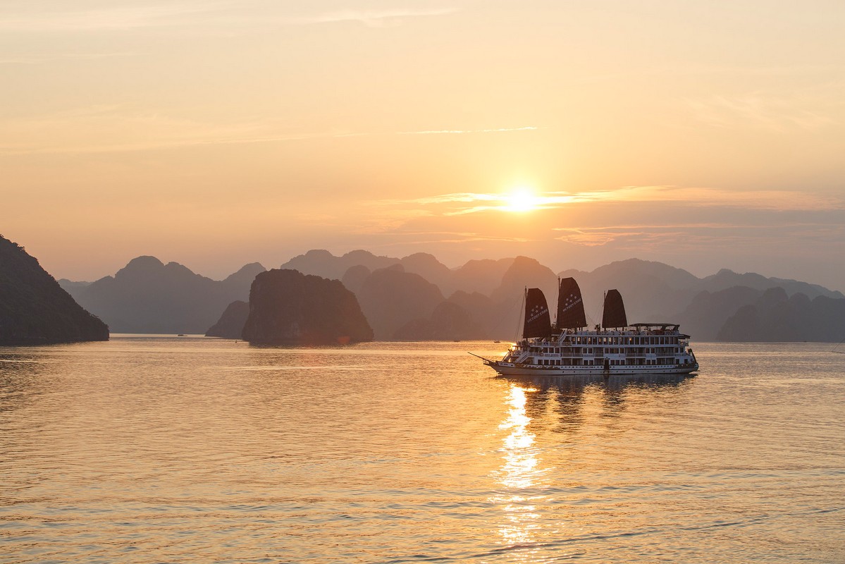 halong bay day trip vs overnight