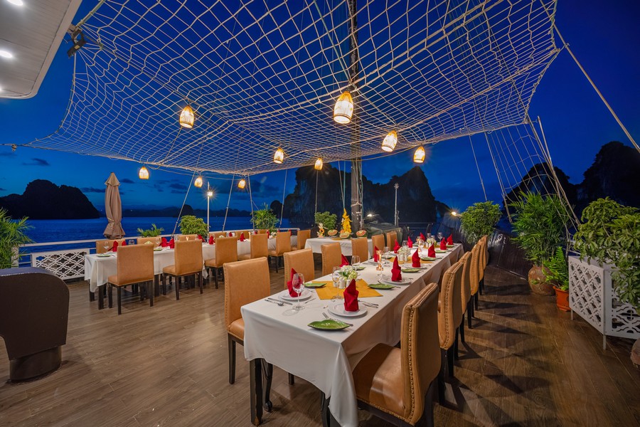 Outdoor dining on Treasure Junk