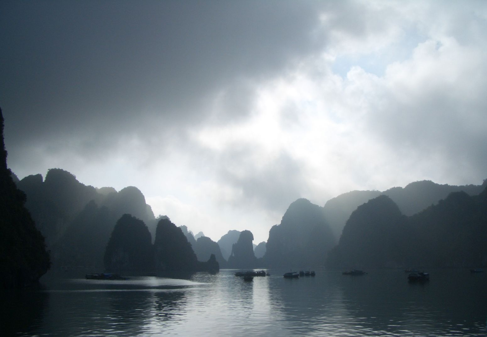 Enjoy beauty of Halong Bay in Every Weather