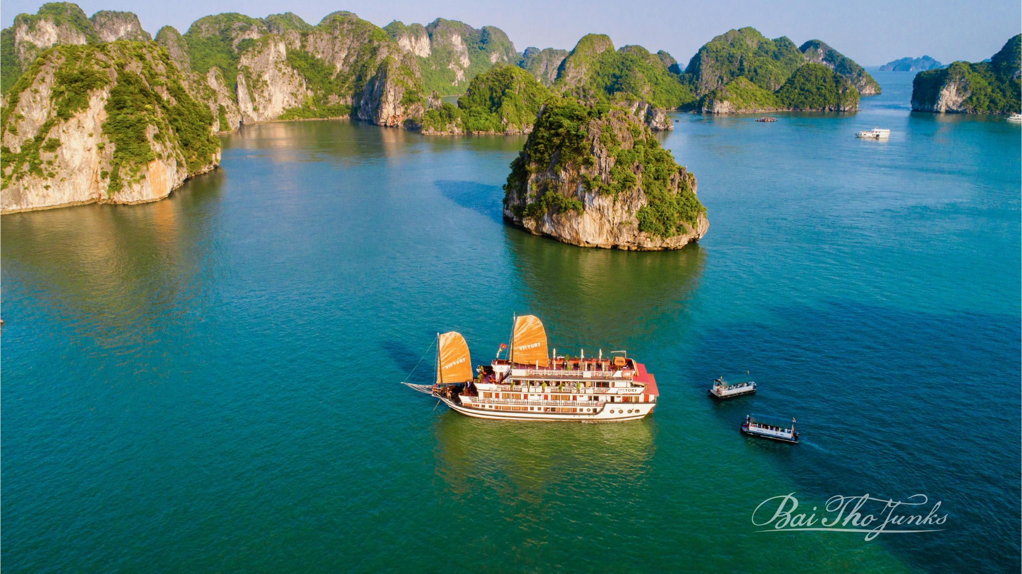 Qu'est-ce qui rend un bateau-junk traditionnel spécial dans la baie d'Hạ Long